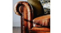 Canapé Chesterfield cuir 3 places marron vintage accoudoirs cloutés Canapé Chesterfield cuir 3 places marron vintage accoudoirs cloutés