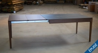 Table extensible 6 à 12 personnes en chêne et céramique allonges bois avec bois teinte marron foncé et plateau céramique effet marbre noir 140x100 cm Table extensible 6 à 12 personnes en chêne et céramique allonges bois avec bois teinte marron foncé et plateau céramique effet marbre noir 140x100 cm