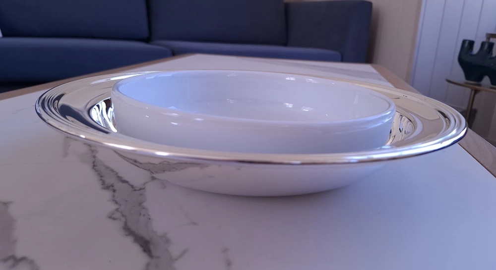 Plat rond en porcelaine avec support en métal argenté Plat rond en porcelaine avec support en métal argenté
