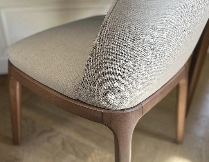 Chaise design bois teinte noyer et tissu beige naturel Chaise design bois teinte noyer et tissu beige naturel