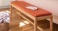 Banc design bois teinte naturelle assise cuir coquelicot L160 cm Banc design bois teinte naturelle assise cuir coquelicot L160 cm