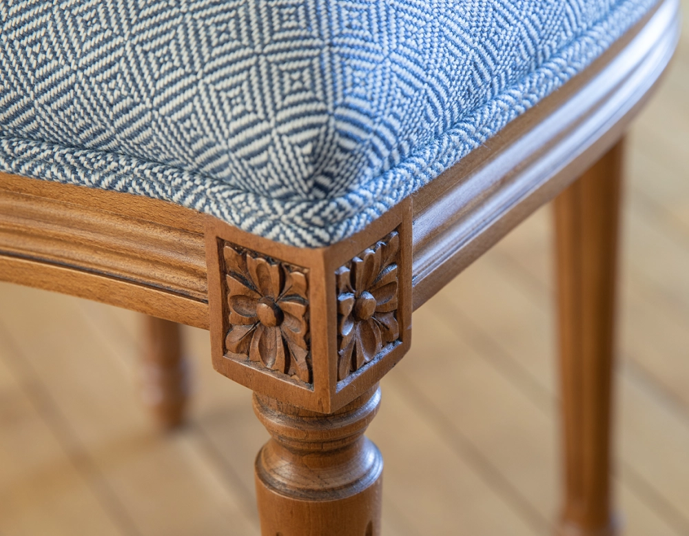 Chaise ancienne style Louis XVI bois teinte ancienne et tissu chevron bleu Chaise ancienne style Louis XVI bois teinte ancienne et tissu chevron bleu