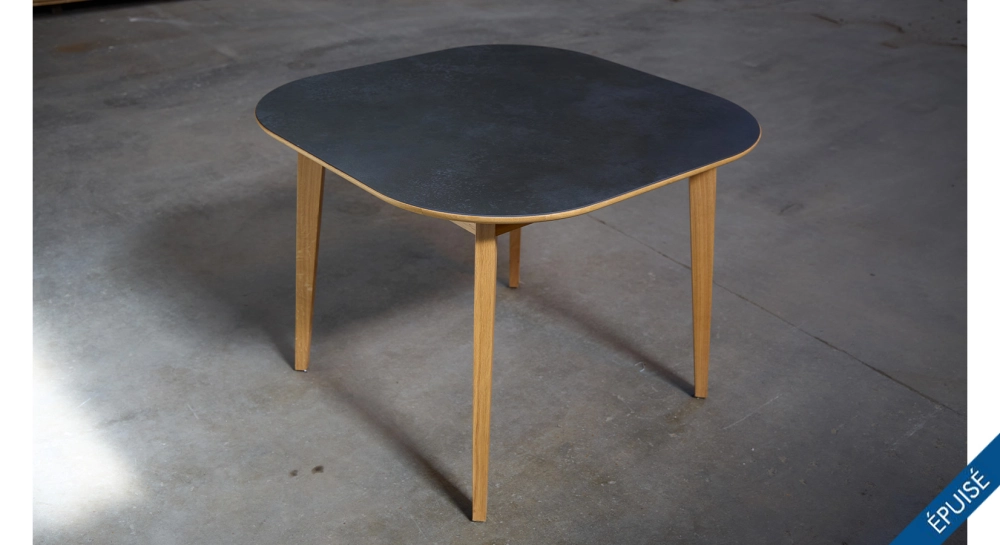 Table salle à manger 4 personnes en chêne et céramique avec bois teinte naturelle et plateau céramique gris oxydé 100x100 cm Table salle à manger 4 personnes en chêne et céramique avec bois teinte naturelle et plateau céramique gris oxydé 100x100 cm