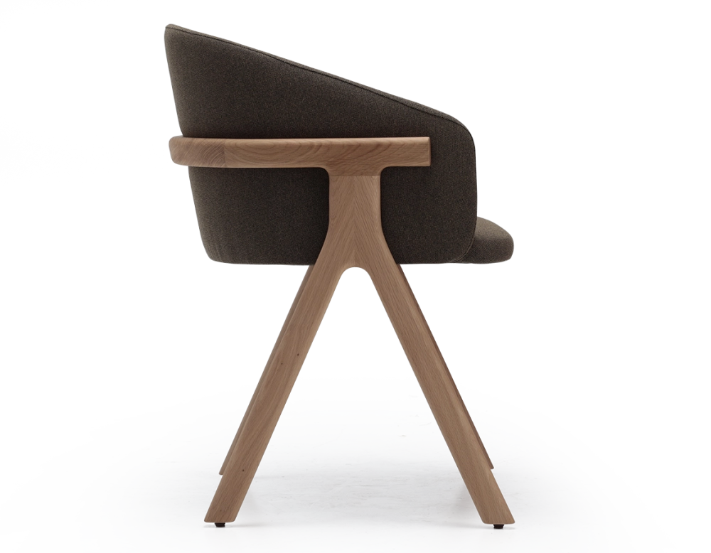 Chaise design bois teinte naturelle assise tissu marron clair Chaise design bois teinte naturelle assise tissu marron clair