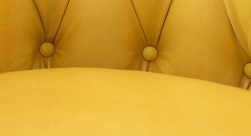 Canapé Chesterfield cuir 2 places jaune accoudoirs cloutés Canapé Chesterfield cuir 2 places jaune accoudoirs cloutés