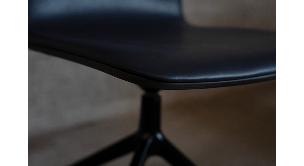 Silla de oficina sin ruedas respaldo de madera tinte antracita asiento de piel de vacuno antracita