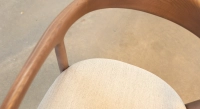 Chaise scandinave bois teinte noyer assise tissu beige Chaise scandinave bois teinte noyer assise tissu beige