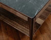 Table basse carrée en noyer et céramique avec tablette en bois teinte naturelle plateau céramique effet marbre noir 100x100 cm Table basse carrée en noyer et céramique avec tablette en bois teinte naturelle plateau céramique effet marbre noir 100x100 cm