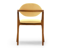Chaise design avec accoudoirs bois teinte merisier et tissu jaune Chaise design avec accoudoirs bois teinte merisier et tissu jaune