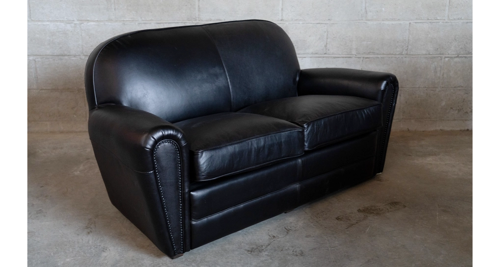 Canapé club cuir noir accoudoirs cloutés