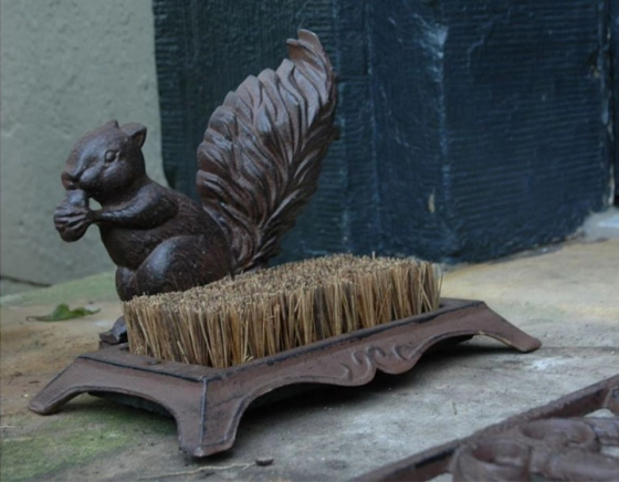 Cast iron shoe brush écureuil