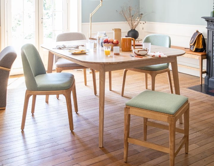 Table salle à manger 8 à 10 personnes en chêne teinte naturelle 210x90 cm Table salle à manger 8 à 10 personnes en chêne teinte naturelle 210x90 cm