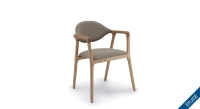 Chaise design avec accoudoirs en frêne bois teinte naturelle et tissu taupe Chaise design avec accoudoirs en frêne bois teinte naturelle et tissu taupe