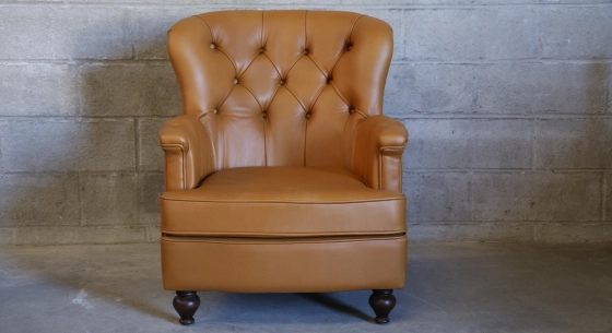 Fauteuil Chesterfield cuir noisette moyen dossier