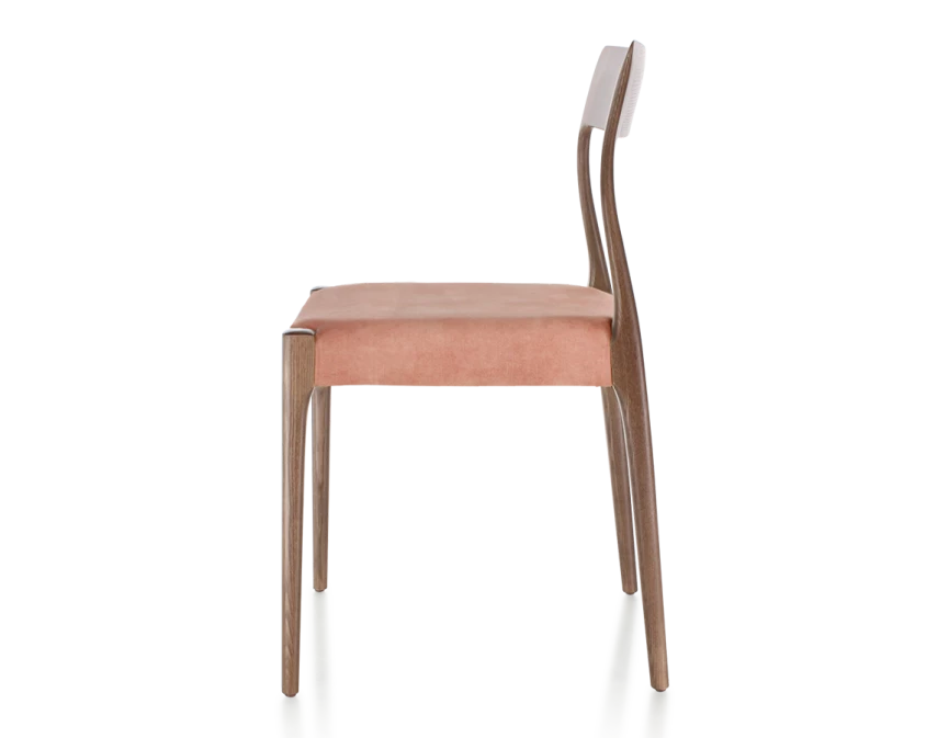Chaise scandivave bois teinte marron foncé assise tissu velours rose pâle