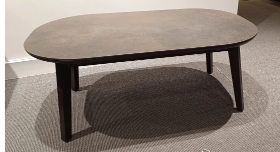 Table basse ovale en chêne et céramique avec bois teinte marron foncé plateau céramique brun oxydé 100x60 cm
