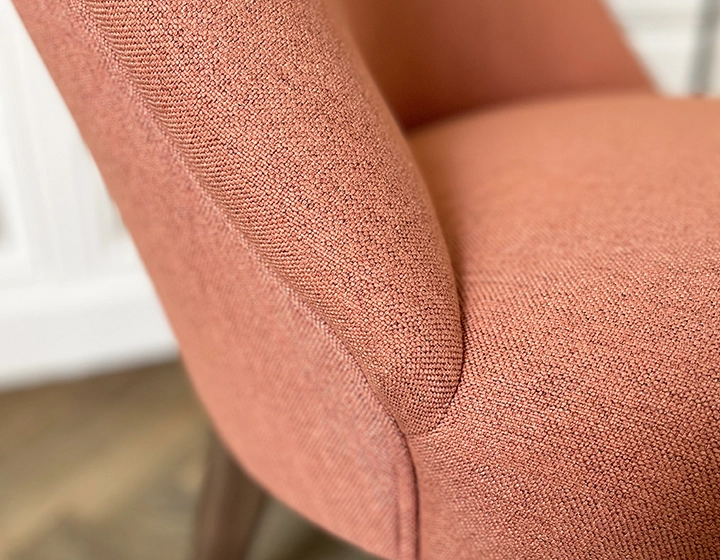 Fauteuil crapaud sans accoudoirs pieds bois teinte noyer et tissu rose corail Fauteuil crapaud sans accoudoirs pieds bois teinte noyer et tissu rose corail
