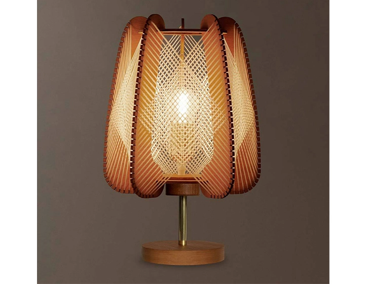 Lampe sur pied en bois et fil de coton tressage croisé Lampe sur pied en bois et fil de coton tressage croisé