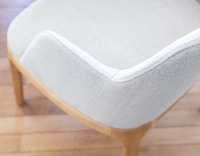 Chaise design avec accoudoirs bois teinte naturelle et tissu beige naturel Chaise design avec accoudoirs bois teinte naturelle et tissu beige naturel