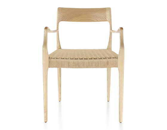 Chaise scandinave avec accoudoirs teinte naturelle et assise en corde naturelle