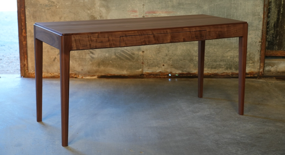 Bureau design en noyer teinte naturelle L150 cm