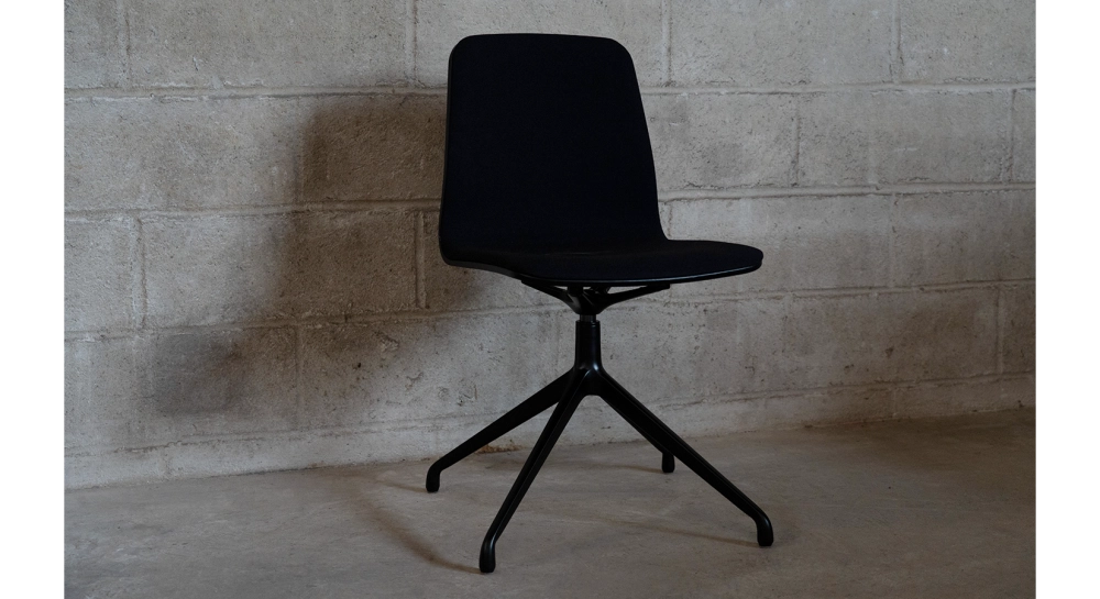 Silla de oficina sin ruedas respaldo de madera tinte negro intenso asiento tejido negro