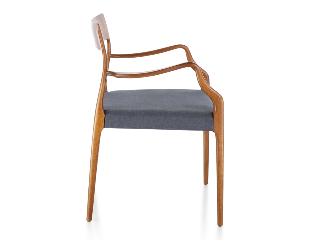 Chaise scandinave avec accoudoirs bois teinte merisier assise tissu gris Chaise scandinave avec accoudoirs bois teinte merisier assise tissu gris