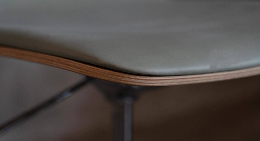 Office chair with 5 branches dossier bois teinte naturelle assise en cuir de vachette vert d'eau