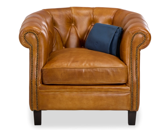 Fauteuil chesterfield cuir cognac accoudoirs cloutés