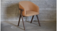 Chaise design en frêne bois teinte noyer assise bi matière couleur pêche