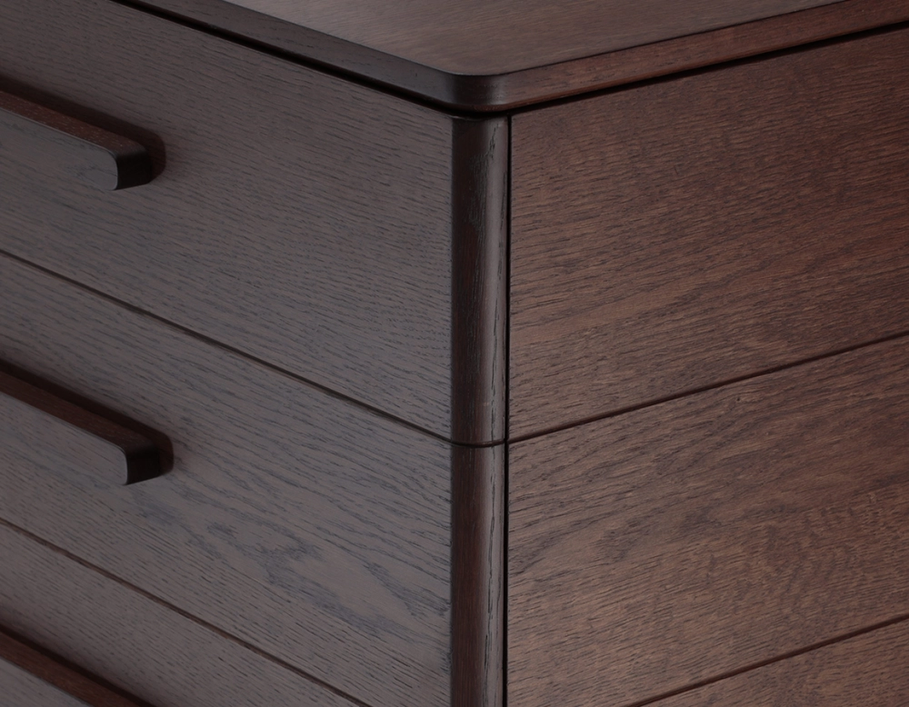 Buffet 2 portes en chêne bois teinte marron foncé Buffet 2 portes en chêne bois teinte marron foncé