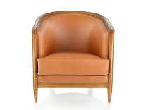 Sillón antiguo con reposabrazos moldurados madera con tinte envejecido y piel caramelo
