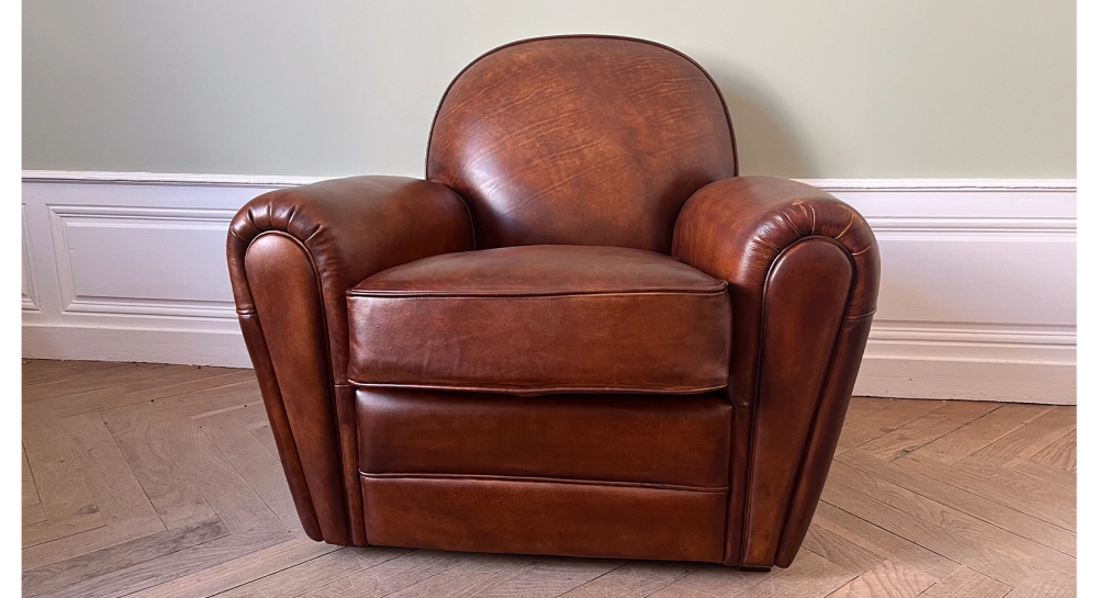Fauteuil club cuir marron vintage accoudoirs cloutés Fauteuil club cuir marron vintage accoudoirs cloutés