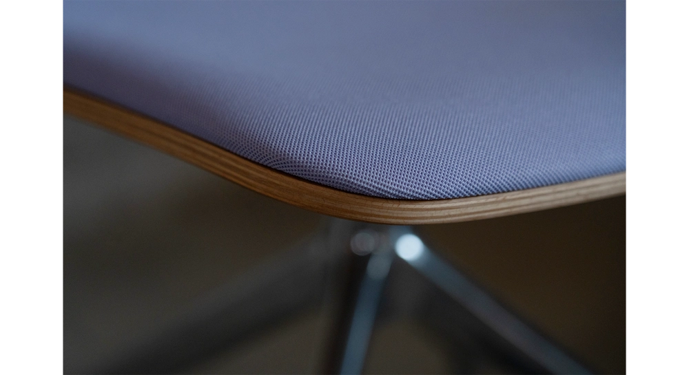 Office chair with 5 branches dossier bois teinte naturelle assise en tissu mauve