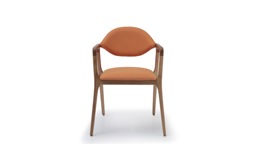 Chaise design avec accoudoirs en frêne bois teinte naturelle et tissu corail Chaise design avec accoudoirs en frêne bois teinte naturelle et tissu corail
