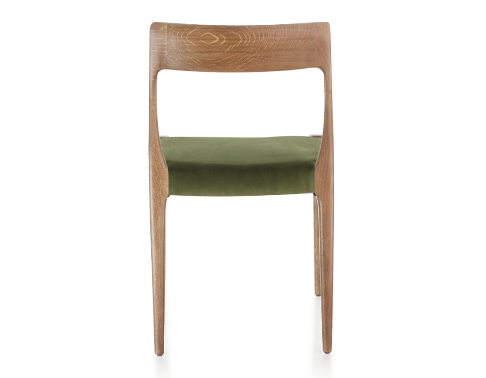 Chaise scandinave bois teinte noyer assise tissu vert olive