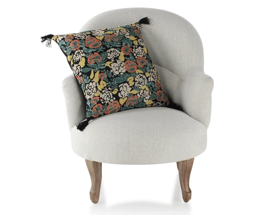 Fauteuil crapaud avec accoudoirs pieds bois teinte noyer et tissu beige naturel