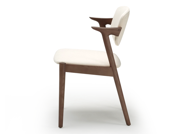 Chaise scandinave bois teinte noyer assise tissu blanc cassé