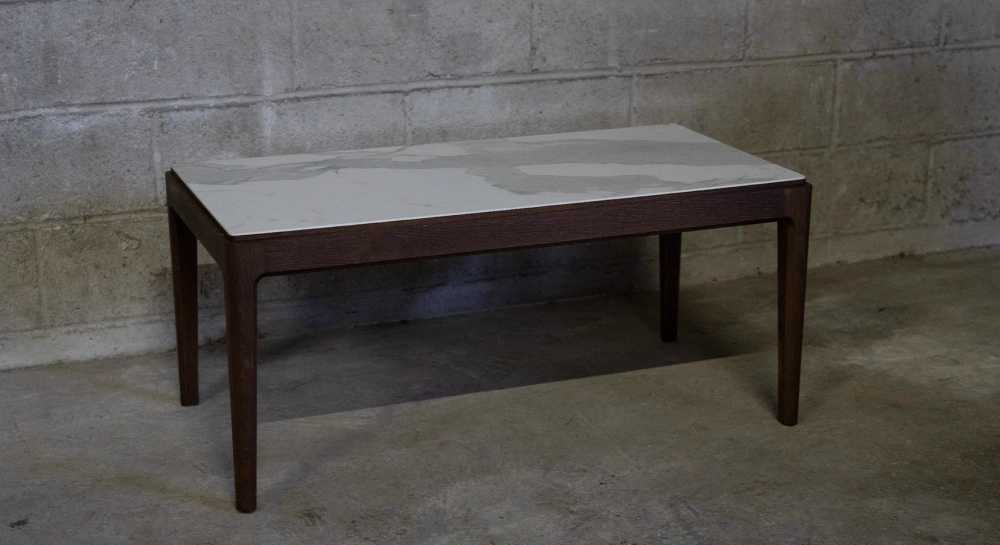 Round coffee table in oak and ceramic dark brown stained wood with a white marble-effect ceramic tabletop. 100x100 cm
