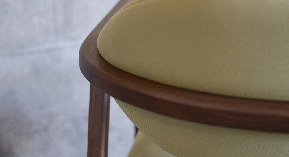 Chaise design avec accoudoirs en noyer bois teinte naturelle et tissu vert