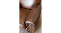 Fauteuil club cuir marron vintage accoudoirs cloutés Fauteuil club cuir marron vintage accoudoirs cloutés
