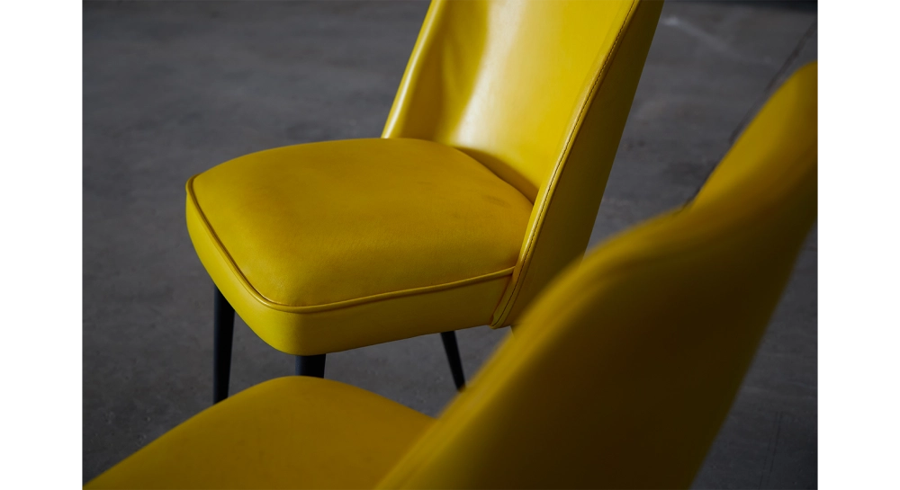 Lot de 2 chaises vintage cuir jaune Lot de 2 chaises vintage cuir jaune