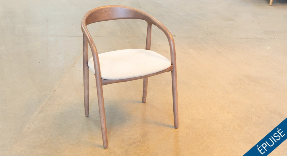 Chaise scandinave bois teinte noyer assise tissu beige Chaise scandinave bois teinte noyer assise tissu beige