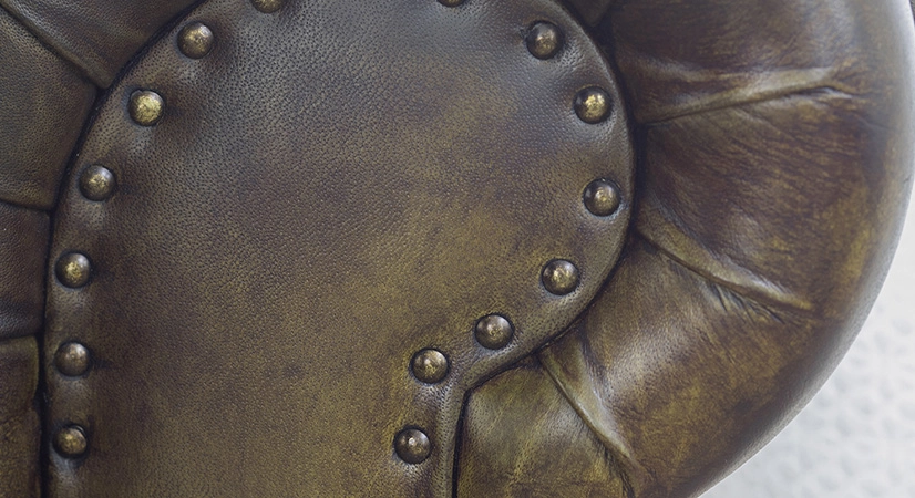 Canapé Chesterfield cuir 2 places vert olive accoudoirs cloutés Canapé Chesterfield cuir 2 places vert olive accoudoirs cloutés