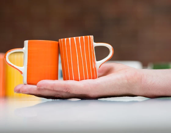 Tasse à café en céramique striée orange