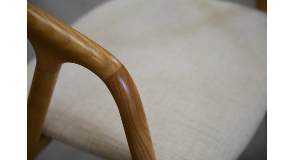 Chaise scandinave bois teinte merisier assise tissu beige Chaise scandinave bois teinte merisier assise tissu beige