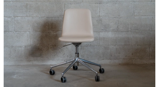 Office chair with 5 branches dossier bois teinte naturelle assise cuir beige