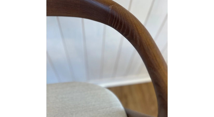 Scandinavian chair bois teinte marron foncé assise tissu beige naturel Scandinavian chair bois teinte marron foncé assise tissu beige naturel