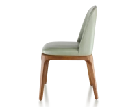 Chaise design bois teinte merisier et cuir cuir vert sauge Chaise design bois teinte merisier et cuir cuir vert sauge