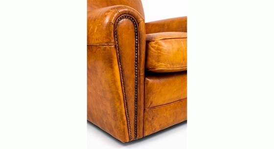 Fauteuil club cuir cognac accoudoirs cloutés